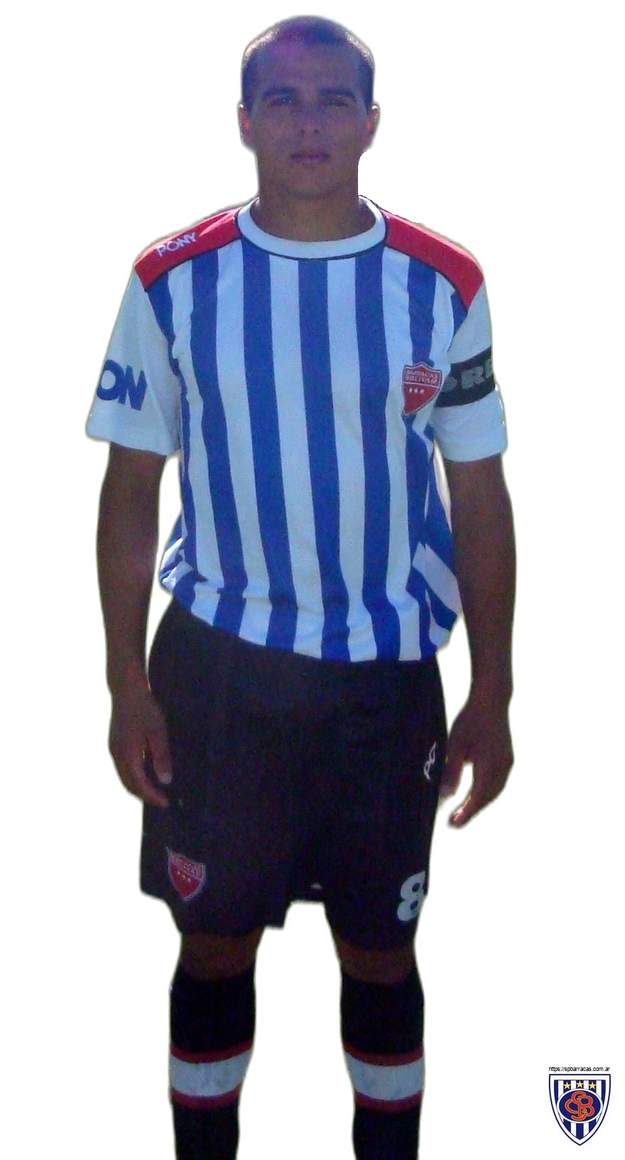 Renzo Pérez, luciendo la camiseta suplente de Sportivo Barracas Bolívar.