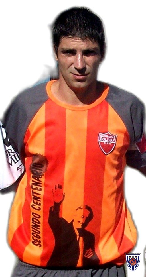 Norberto Figueroa, luciendo la camiseta titular luego del gerenciamiento Barracas Bolívar, y por aquel entonces asociado a la agrupación Segundo Centenario.